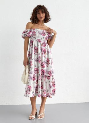 Женское розовое летнее платье в цветочный узор с открытыми плечами1 фото