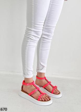 Жіночі босоніжки із ремінцями