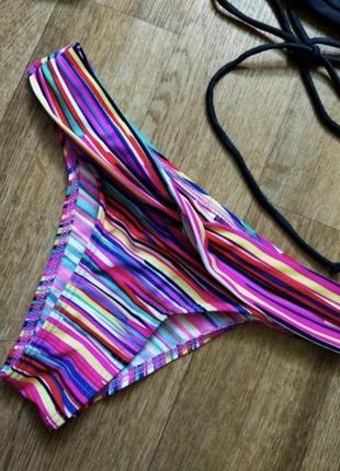Раздельный купальник с топом на шнуровке и цветными полосатыми плавками2 фото