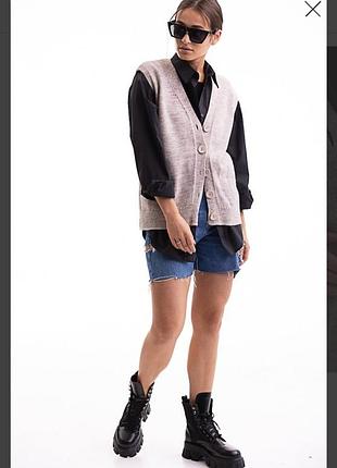 Жіночий в'язаний жилет  з ґудзиками