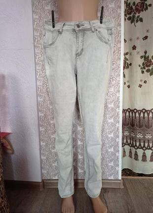 Серые джинсы от бренда denim adriana.