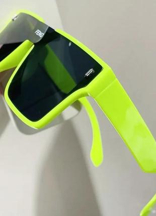 Яскраві стильні сонцезахисні окуляри