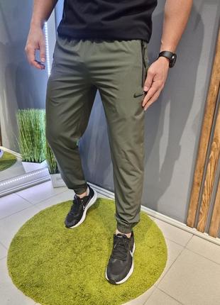 Лёгкие летние зеленые хаки спортивные брюки nike на манжете летние зеленые спортивные штаны nike из плащевки1 фото