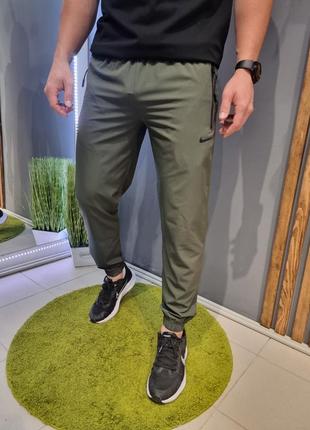 Лёгкие летние зеленые хаки спортивные брюки nike на манжете летние зеленые спортивные штаны nike из плащевки2 фото