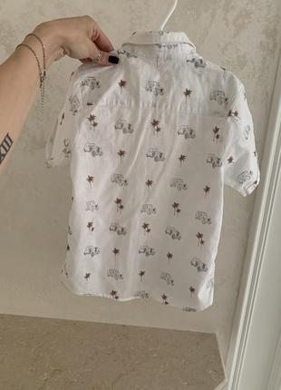 Рубашка белого цвета с пальмами и машинками для мальчика размер 104-1103 фото
