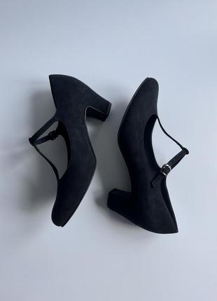 Классические черные замшевые туфли на коротком каблуке с ремешком5 фото