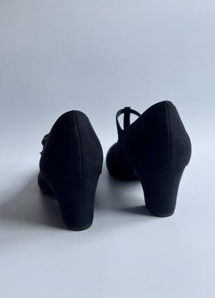 Классические черные замшевые туфли на коротком каблуке с ремешком3 фото