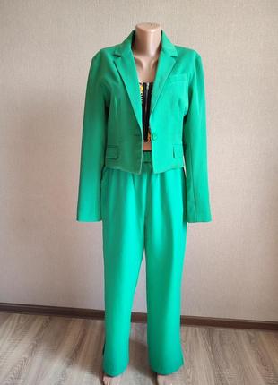 Зелёный костюм укороченный пиджак штаны палаццо широкие1 фото
