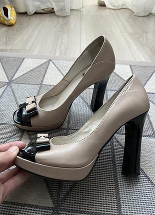 Красиві шкіряні туфлі