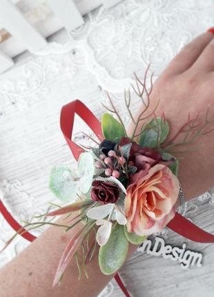 Бутоньерка браслет на руку. бордовая бутоньерка