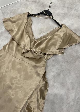 Золотистое атласное платье с запахом и оборками topshop bridesmaid10 фото