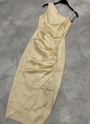 Кремовое атласное платье миди с воротником-хомутом и пуговицами lavish alice7 фото