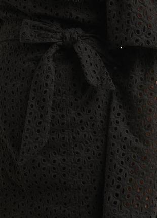 Неймовірна чорна сукня з прошвою та об’ємними рукавами5 фото