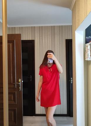 Красное платье прямого кроя