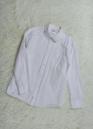 Белоснежная плотная рубашка хлопок в идеале.