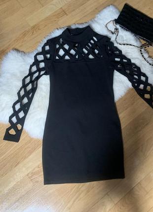 Платье черного цвета по фигуре с интересными рукавами!