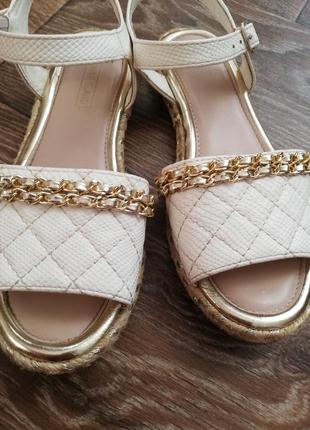 Босоножки. сандалии. стильные босоножки. белые босоножки. праздничные босоножки