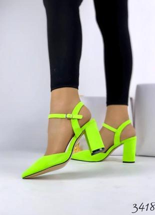 Туфлі на зручному каблуку .