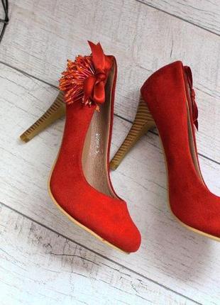 Туфлі червоні.3 фото