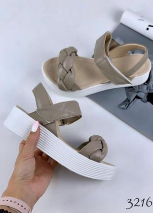 Босоніжки на масивній підошві із трендовим плетінням.