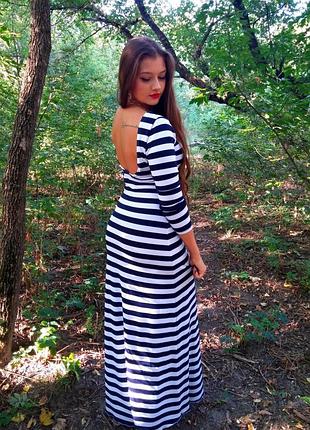 Смугасте довга сукня з відкритою спиною