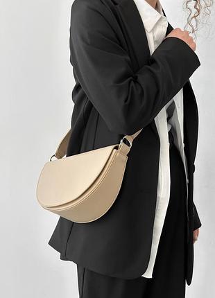 Напівкруглий клатч-бананка бежевий