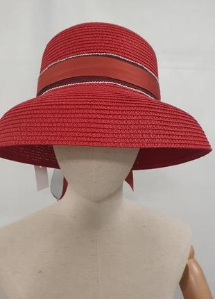 Червоний плажний капелюх із опущеними краями