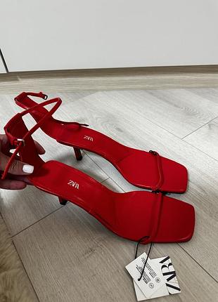 Кожаные босоножки zara