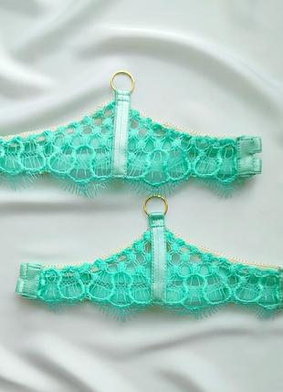 Мятные кружевные гартеры