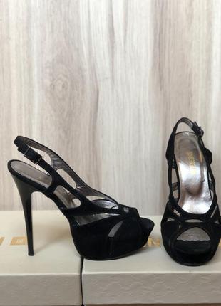 Новые босоножки чёрные замшевые