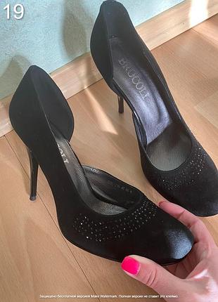 Босоножки новые с закрытым задником замшевые 40 р