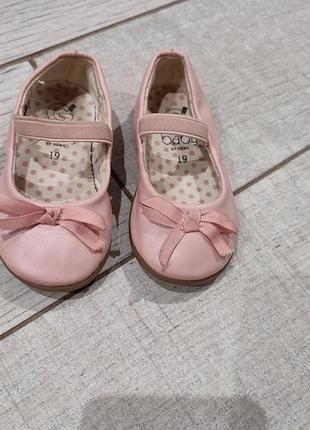 Легенькі туфельки для дівчинки