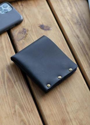 Кожаный кошелёк на заклепках norb из натуральной телячьей кожи темно-синий цвета с фиксацией на кнопке ручно3 фото