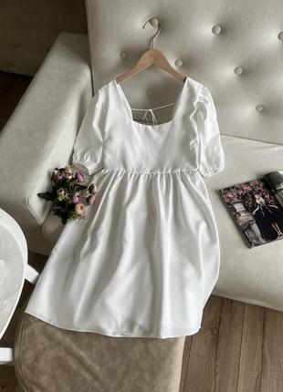 Белое платье с открытой спинкой