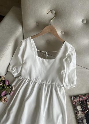Белое платье с открытой спинкой5 фото
