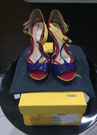 Босоножки fendi