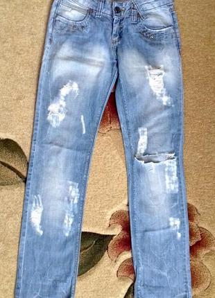 Модные рванные джинсы от dsqured. в идеальном состоянии, без дефектов. размер указан 27