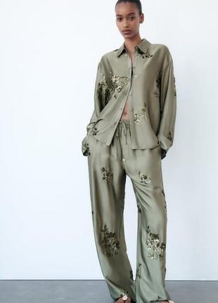 Zara костюм брючный атласный с пайетками  вышивка
