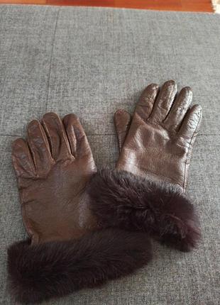 Кожаные перчатки обработанные кроликом на запястье