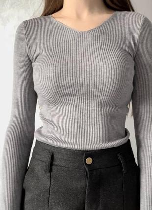 Кофтинка у рубчик з актуальним вирізом