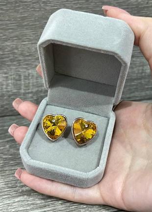 Подарунок дівчині - класичні сережки гвоздики "золотистий топаз сердечки в тонкій оправі" в оксамитовому футлярі