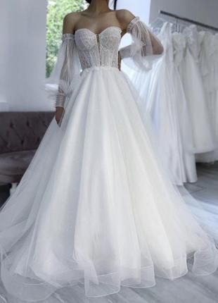 Весільна сукня з ніжним корсетом з v - образним вирізом та зі шлейфом.2 фото