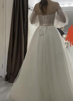 Весільна сукня з ніжним корсетом з v - образним вирізом та зі шлейфом.3 фото