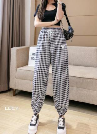 Легкі, вільні, дуже зручні спортивні штани у клітку з турецької тканини.