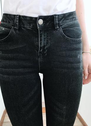 Актуальні джинси з потертостями new look