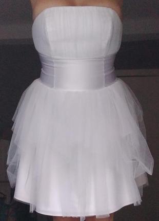 Белоснежное корсетное платье