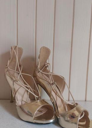 Босоножки на каблуке со шнурками