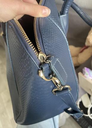 Большая сумка шоппер на плечо с ремнцем под змеиную кожу синяя10 фото