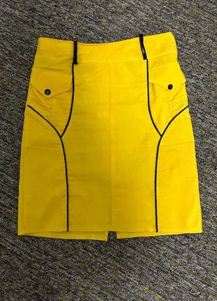 Желтая легкая юбка-миди с кожаными вставками с карманами м1 фото
