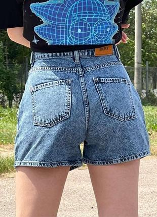 Женские широкие джинсовые шорты с высокой посадкой3 фото